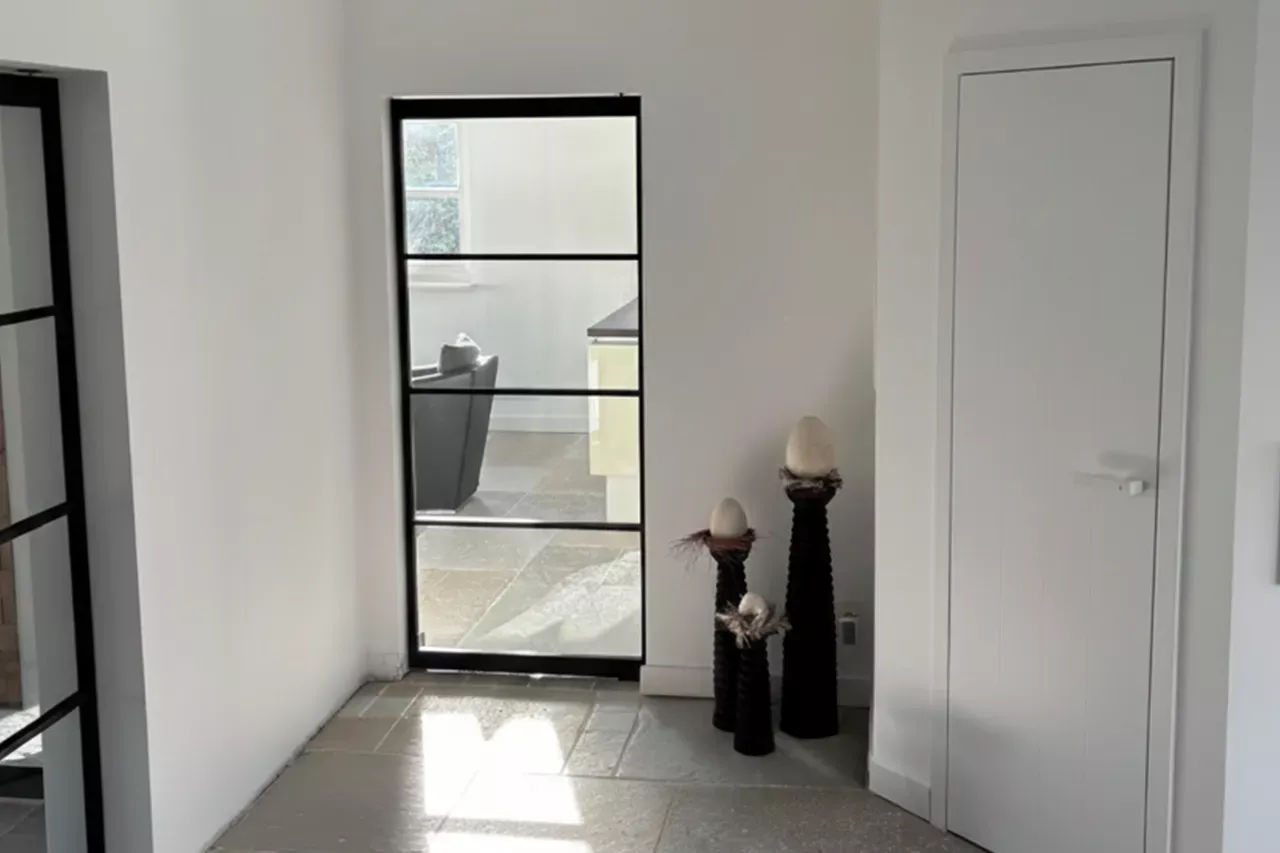 Moderne Innentür und Glastür in einem hellen Wohnbereich