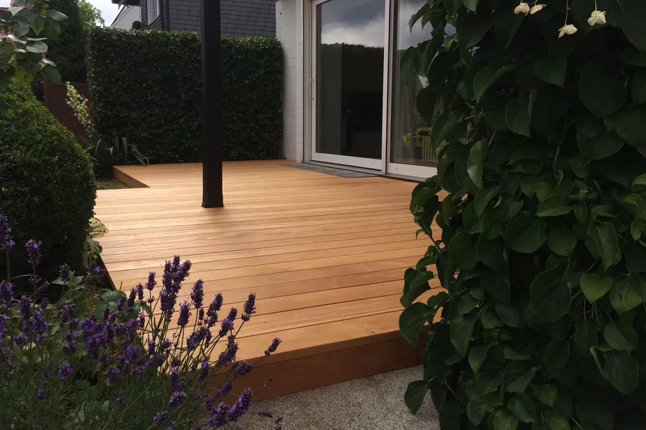 Holzterrasse als Schreinerarbeit von Klein-Nöh mit Zugang zum Wohnhaus